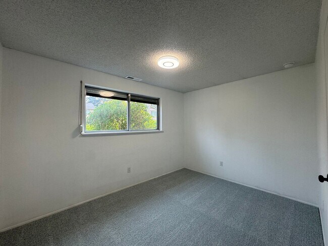 Building Photo - 9901 Farwest Dr SW