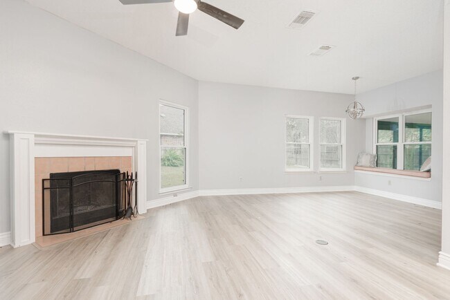 Building Photo - Beautiful corner lot move in ready!