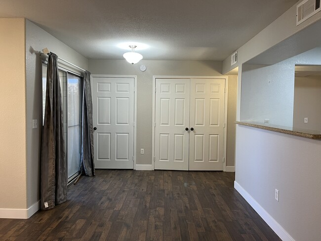 Building Photo - 555 E Silverado Ranch Blvd