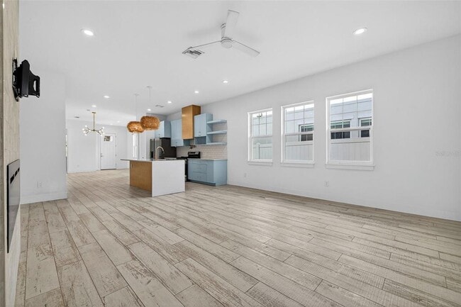 Building Photo - 611 24th Ave N