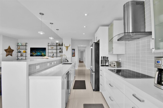 Building Photo - 9225 Collins Ave
