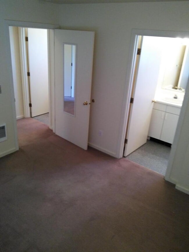 Building Photo - (560) 21st Street Duplex - 2 Bedroom / 2 Bathroom