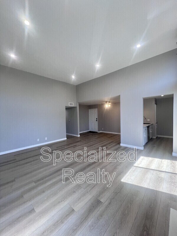 Building Photo - 7038 Vesper Ave