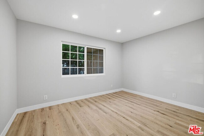 Building Photo - 10557 Reseda Blvd