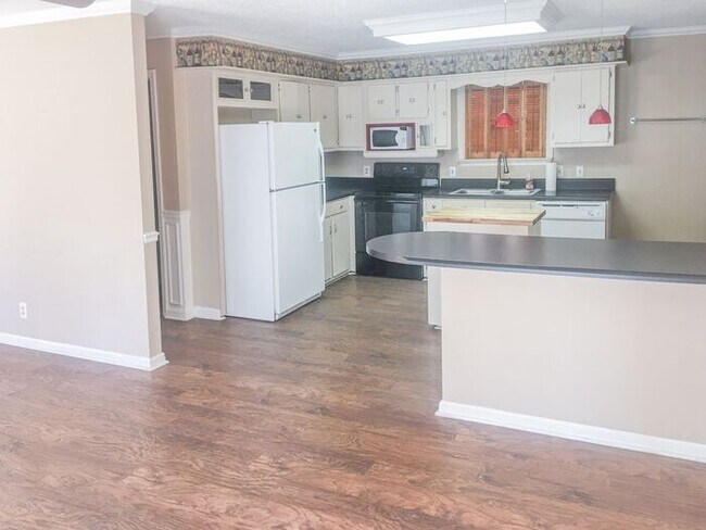 Building Photo - 620 Pine Oaks Dr