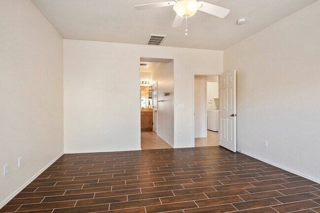 Building Photo - HOUSE FOR RENT