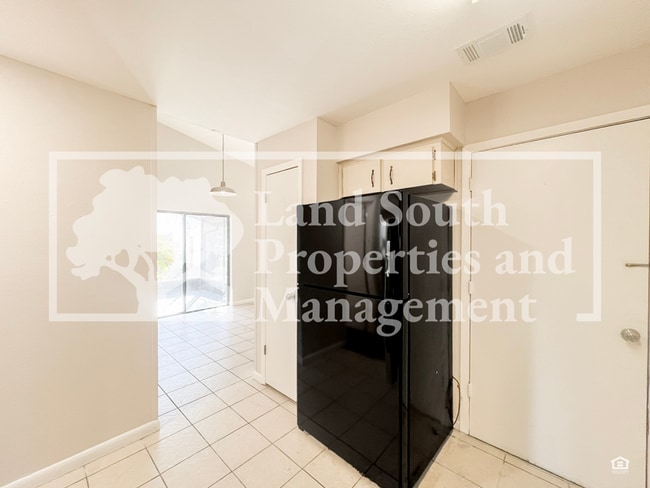 Building Photo - 250 Village View Ln