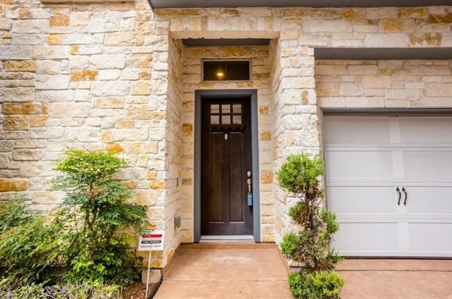 Building Photo - Stunning 3BR/3.5BA David Weekley Former Mo...