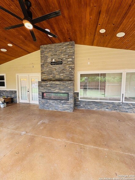 Building Photo - 335 Pinewood Ln