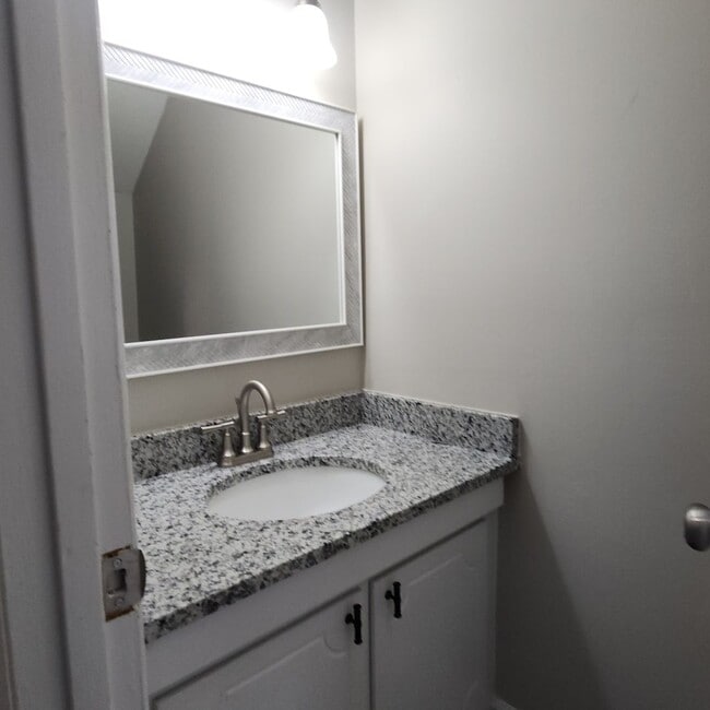 Building Photo - Townhouse Apartment FOR RENT in the Heart ...