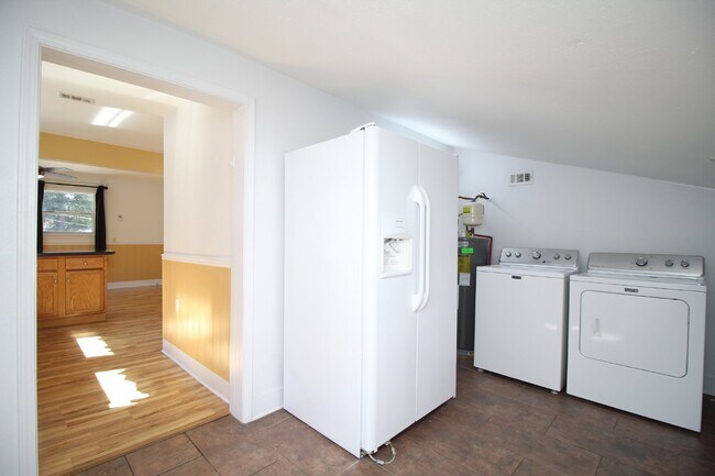 Building Photo - Northeast Pensacola 2BR/1BA Upstairs Unit ...