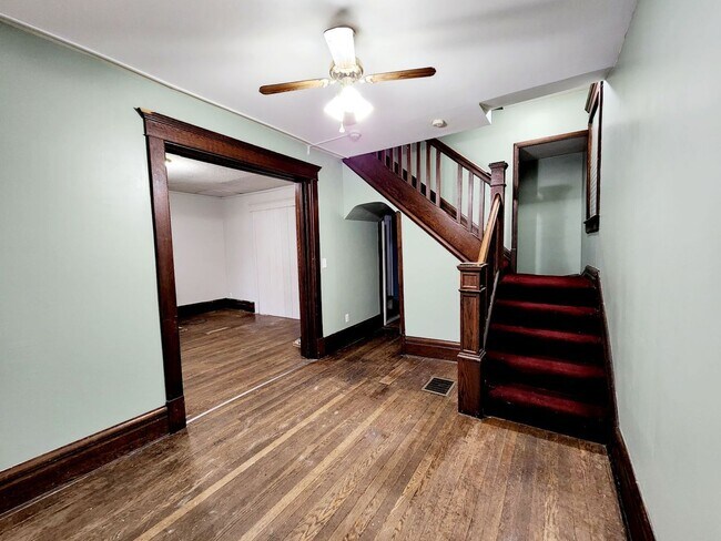 Building Photo - 5 Bedroom/ 2 Bathroom House - Downtown Available - 06/04/2026