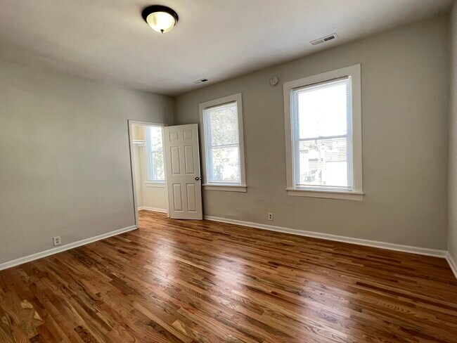 Building Photo - 1151 W 19th St