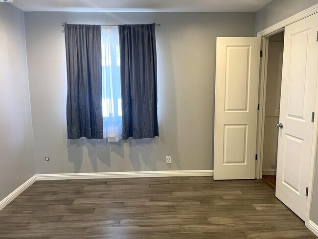 Building Photo - 584 Harvard Ave