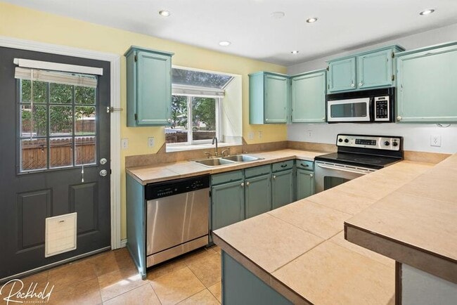 Building Photo - 1253 S Flower Cir