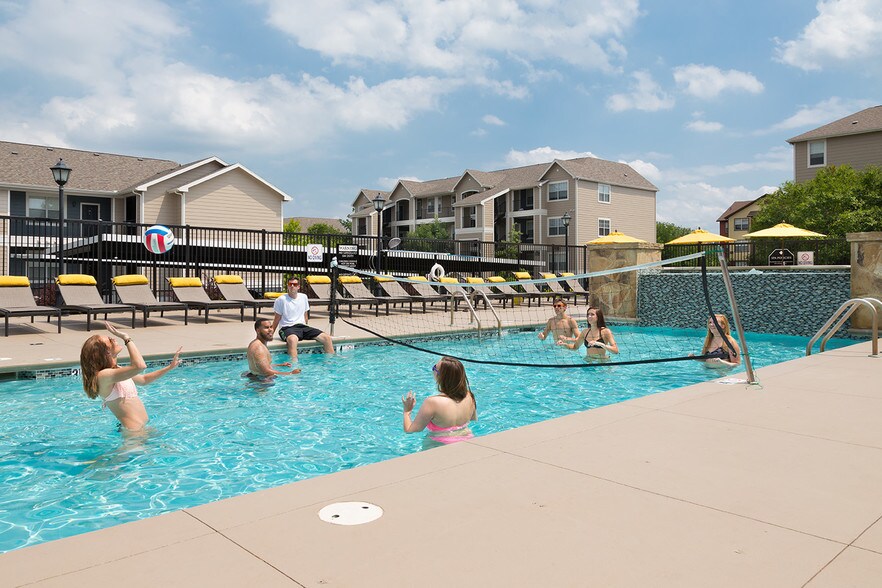 The Quarters at Columbia Student Living 2500 Old Highway 63 S