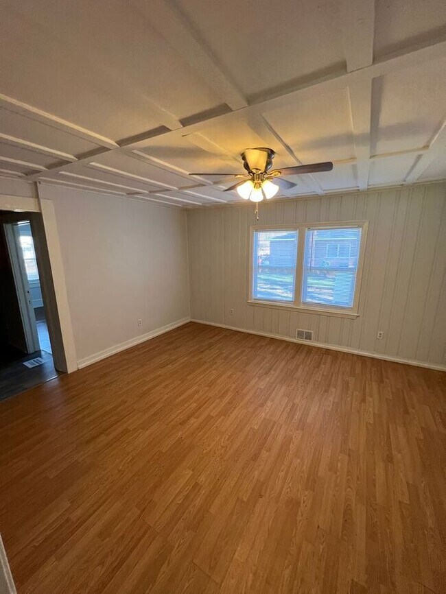 Building Photo - Remodeled spacious home in great location!