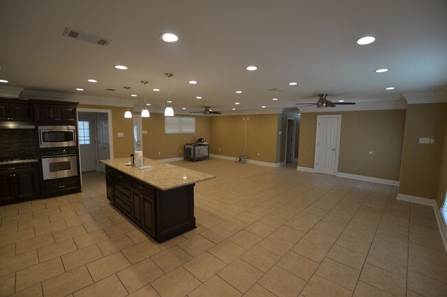 Building Photo - Must See!  Beautifully remodeled 3 bedroom, 2 bath home in Park Forest - Oakcrest Subdv