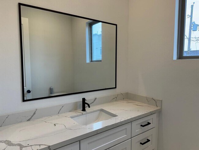 Building Photo - 2715 Drew St