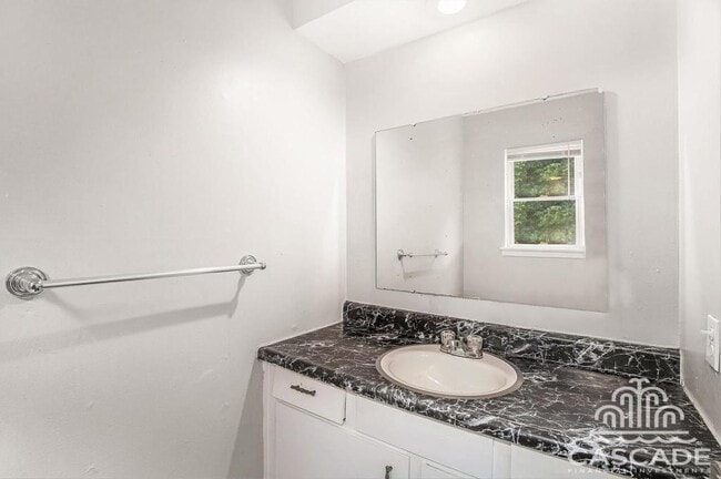 Building Photo - 220 N Oak Dr