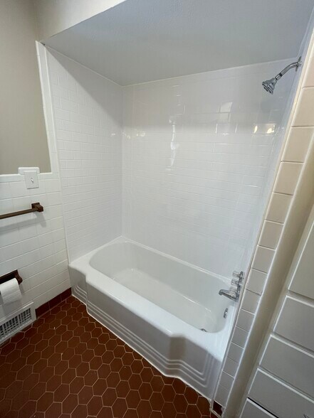 Building Photo - 2844 Chamberlain Rd