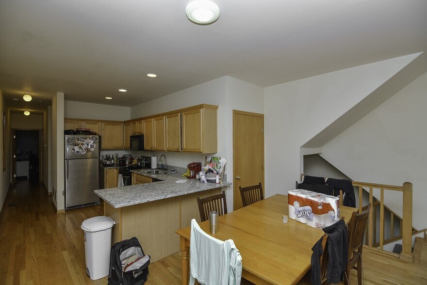 Building Photo - 3117 N Damen Ave