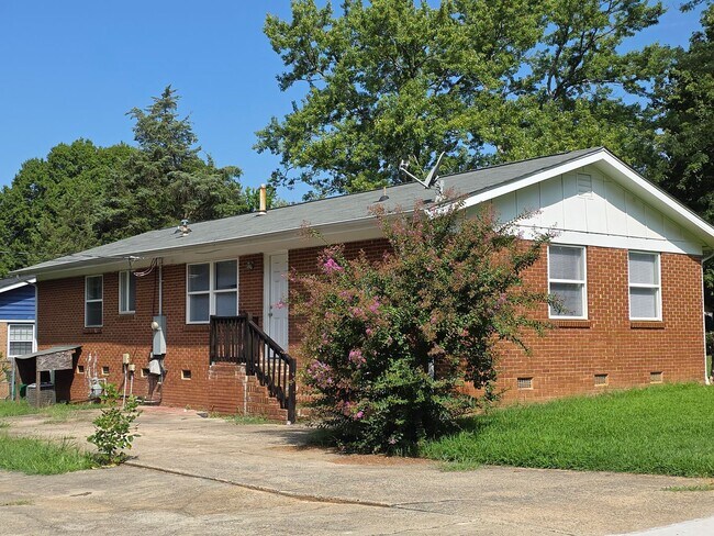 Building Photo - 4800 Crestmont Dr