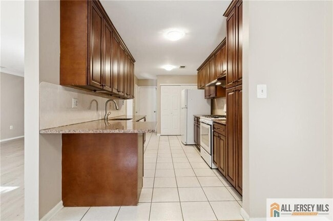 Building Photo - 10 Brookline Ct