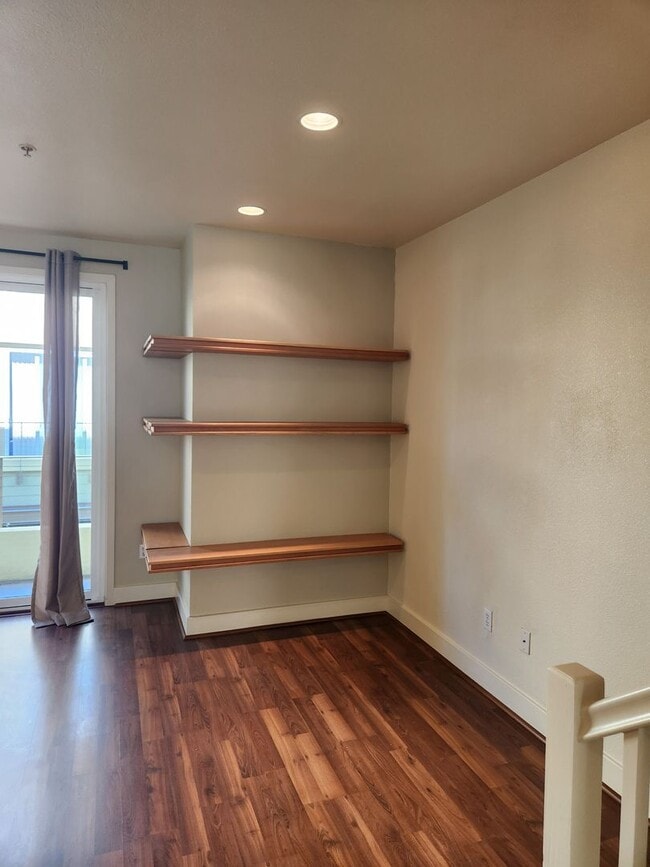 Building Photo - Bright & Sunny City Center townhouse style condo Great location, Nice 2 bedroom 2.5 bathroom
