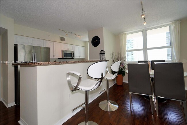 Building Photo - 1155 Brickell Bay Dr