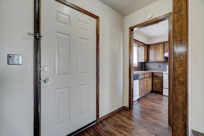 Building Photo - 2 bedroom 2 Bath 2 Car Garage Duplex Avail...