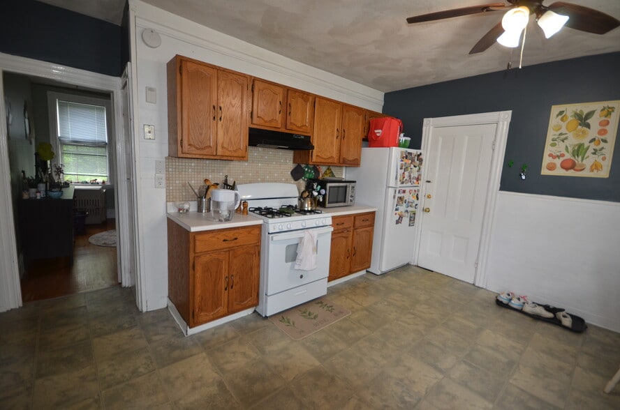 Eat-in Kitchen with Laundry - 234 Cypress St