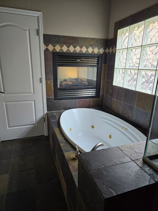 Building Photo - Beautiful 3-Bedroom Home with Scenic Views in the Redlands