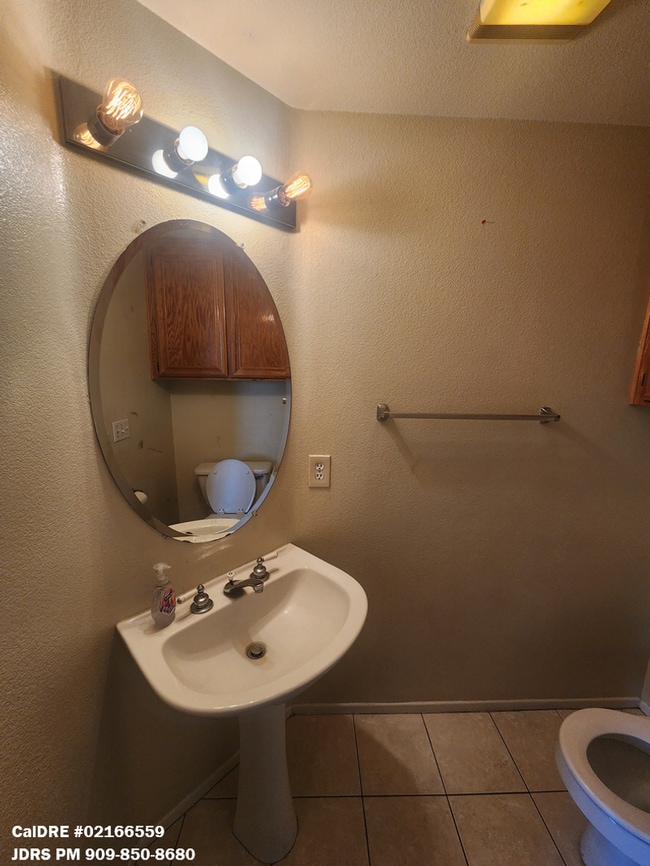 Building Photo - Ontario 3 Bedroom Townhome