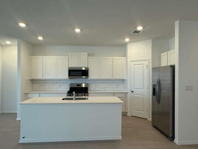 Building Photo - 577 Sormonne Lp