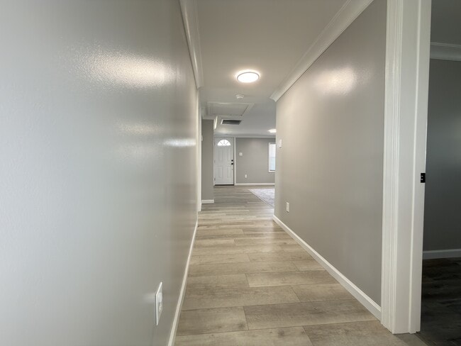 Building Photo - 510 S Sycamore St