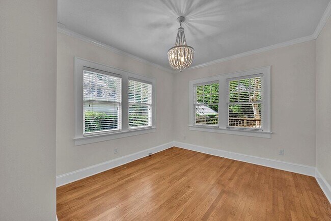 Building Photo - 876 Courtenay Dr NE