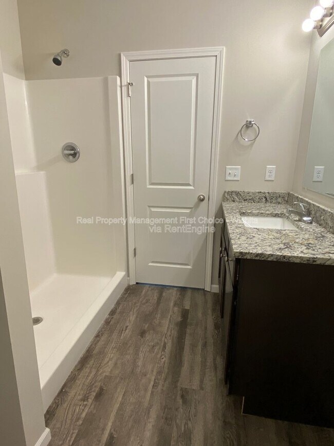 Building Photo - 412 S Longbranch Dr