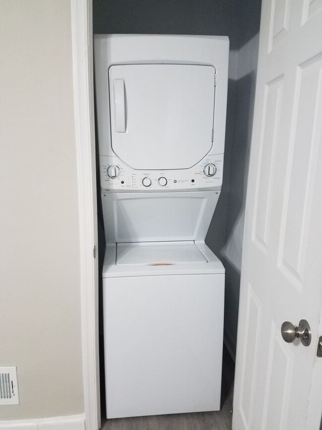 Building Photo - 5 BR Near ODU!