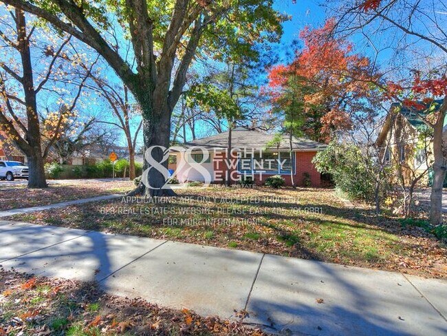 Building Photo - *AVAILABLE NOW!* 2 Bed/2 Bath Duplex Close to Campus Corner!