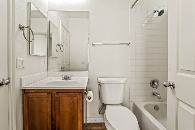 Building Photo - 3 Bedroom, 2 bathroom, 2 Car Garage Home i...