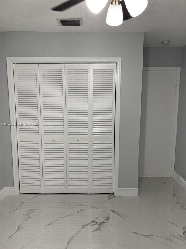 Building Photo - 3064 Riverside Dr