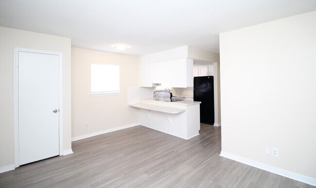 Building Photo - Affordable Updated 1BR Apartment with LVP Flooring, Modern Kitchen Finishes & Convenient Access t...