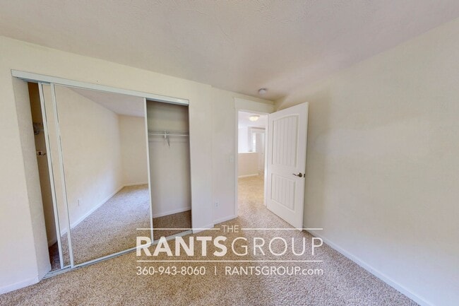 Building Photo - 4-bedroom, 2-bathroom Home with Green Belt in A Prime Location!