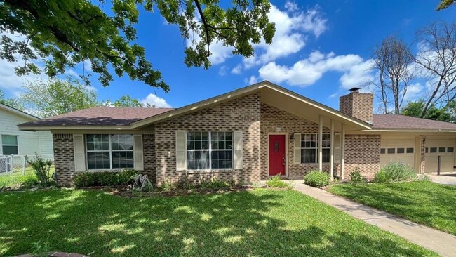 Building Photo - Perfectly Located Home Near Downtown Round...