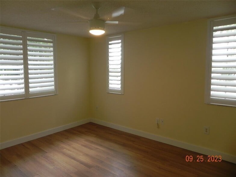 Building Photo - 577 SW 111th Ln