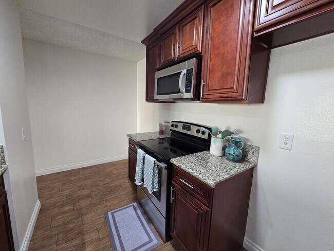 Building Photo - Downstairs 1 Bedroom Unit with Front Patio...