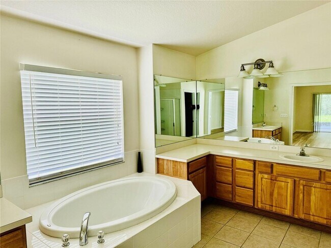 Building Photo - 7346 Crescent Palm Dr