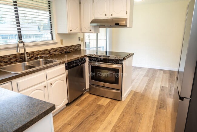 Building Photo - 1418 Tule Lake Dr S