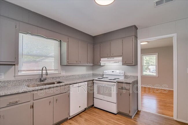 Building Photo - 3210 Trailwood Ct